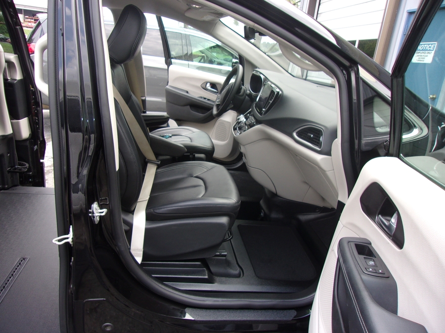 Grey Chrysler Pacifica image number 11