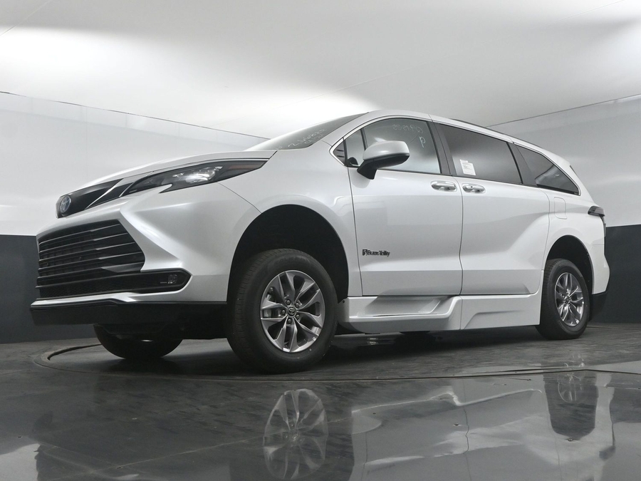 New 2025 Toyota Sienna Hybrid XLE Plus - BraunAbility Side Entry Entry In Floor Automatic Ramp
