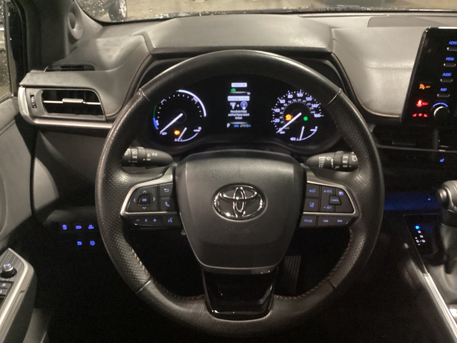 Blue Toyota Sienna image number 5