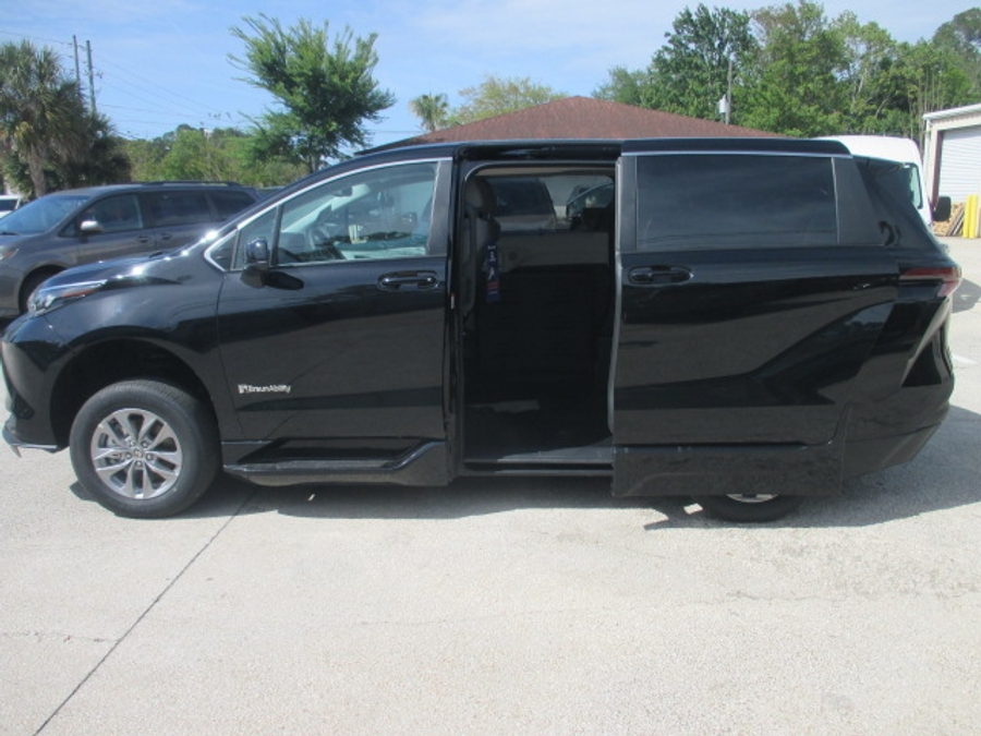 Black Toyota Sienna image number 30