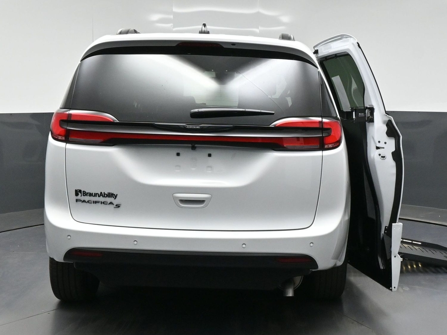 New 2026 Chrysler Pacifica Select Sport - BraunAbility Side Entry Fold Out Automatic Ramp