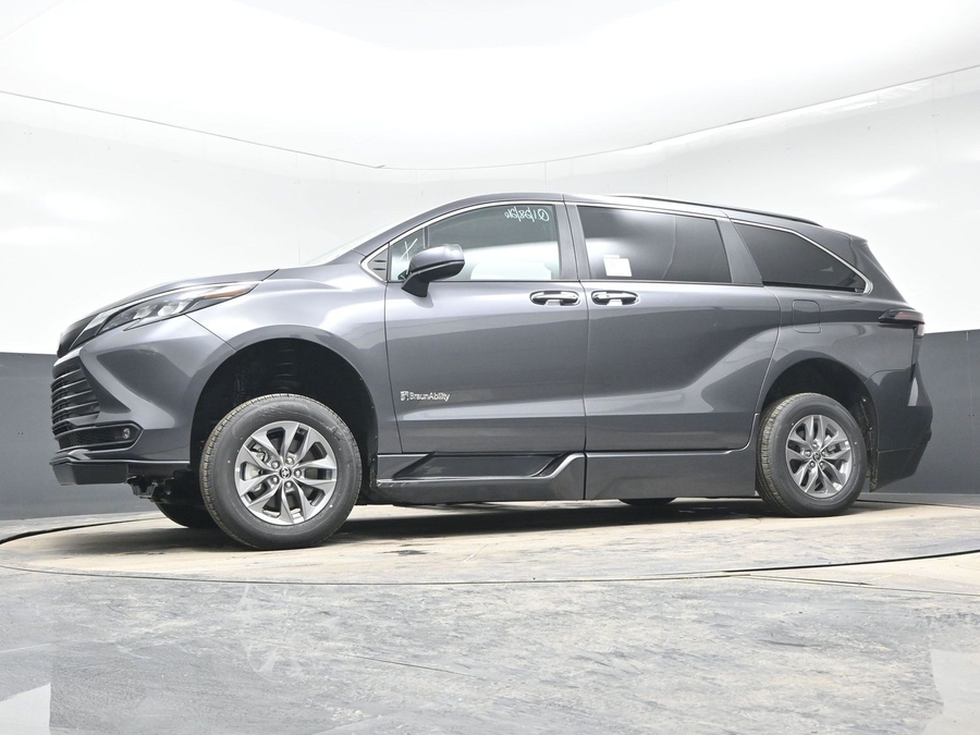 Grey Toyota Sienna image number 19