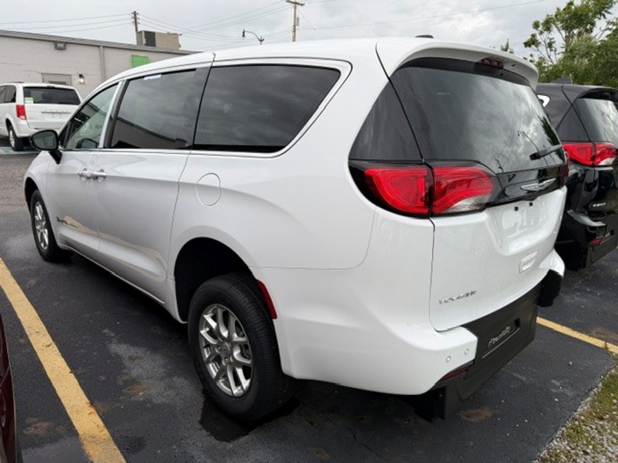 White Chrysler Voyager image number 4