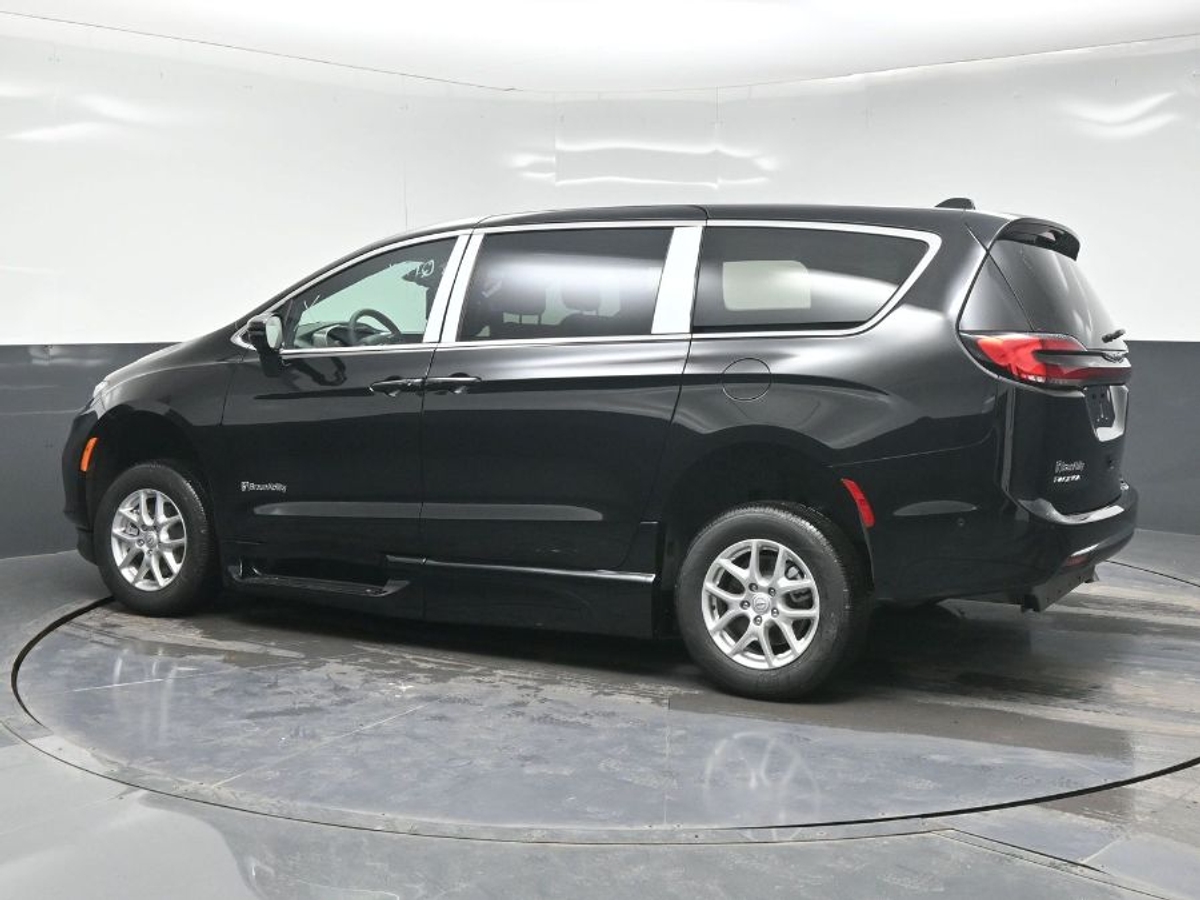 Black Chrysler Pacifica image number 3