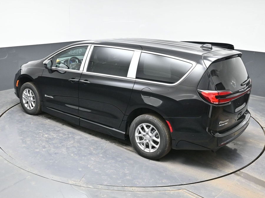 Black Chrysler Pacifica image number 24