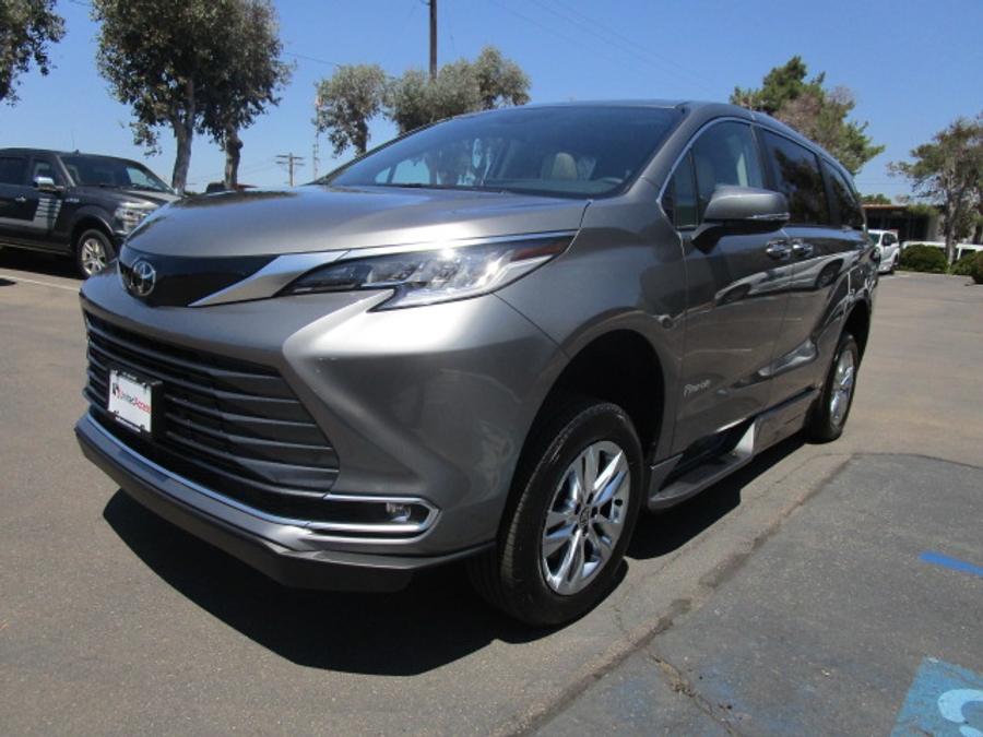 New 2026 Toyota Sienna Hybrid XSE Sport - BraunAbility Side Entry Fold Out Automatic Ramp