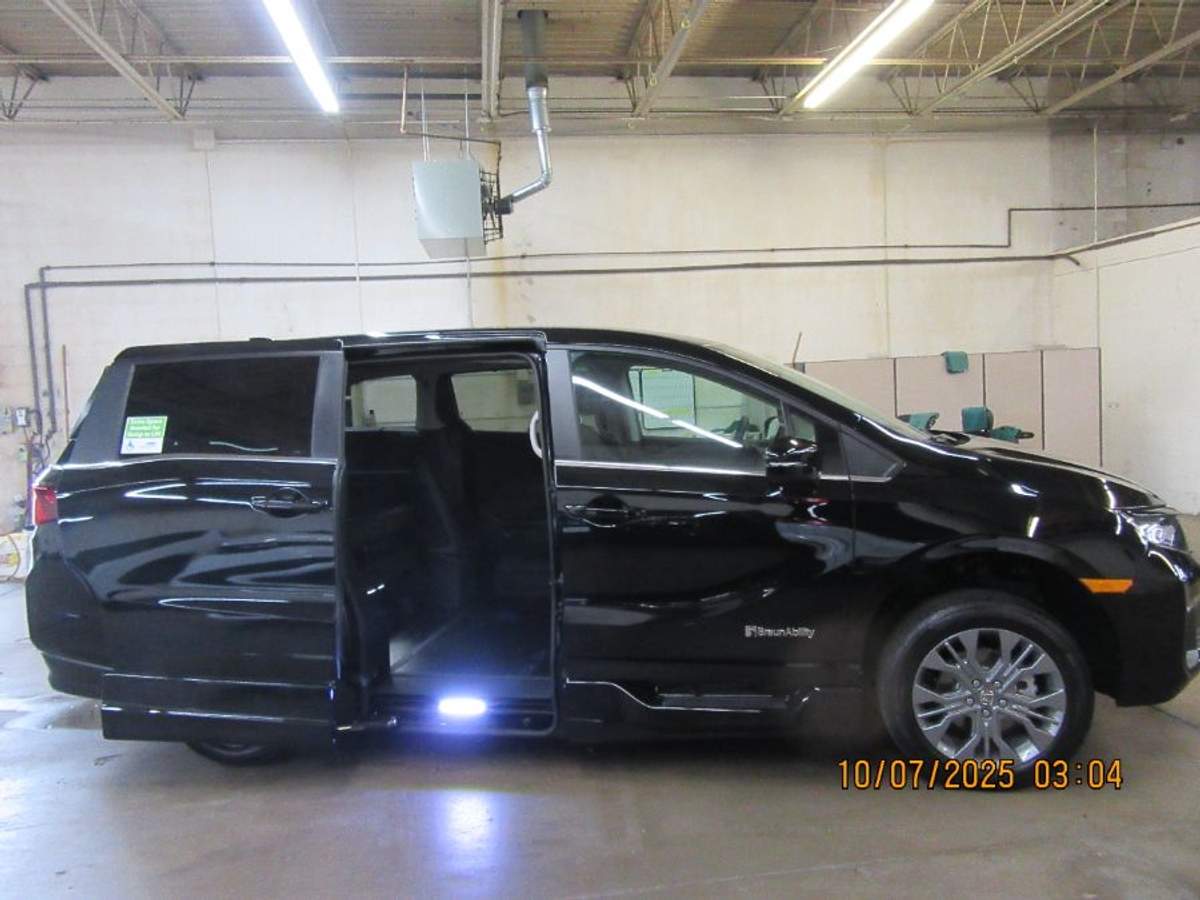 Black Honda Odyssey image number 17