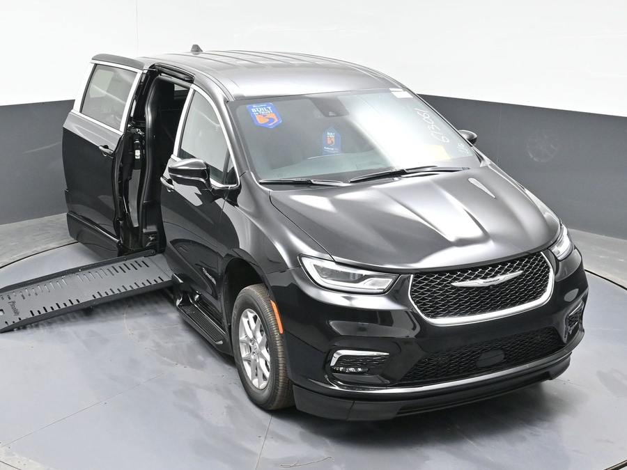 Black Chrysler Pacifica image number 22