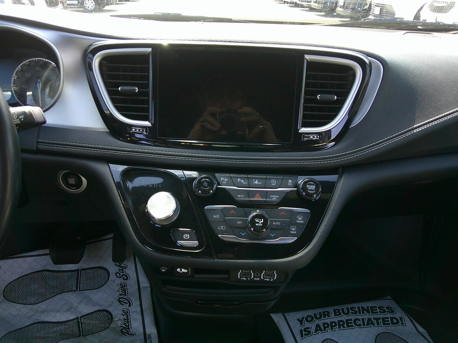 Black Chrysler Pacifica image number 10