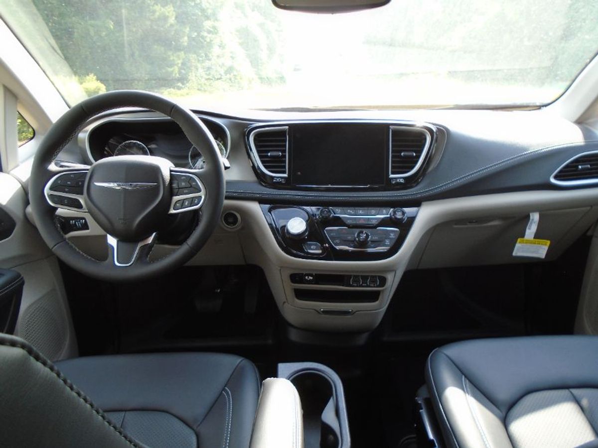 Silver Chrysler Pacifica image number 27
