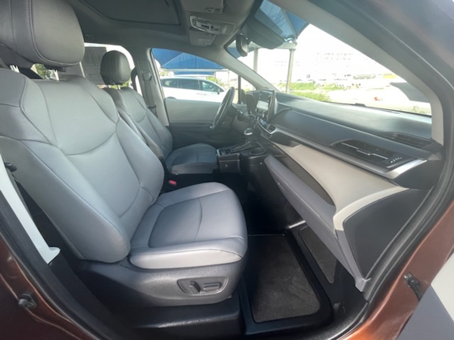 Orange Toyota Sienna image number 1