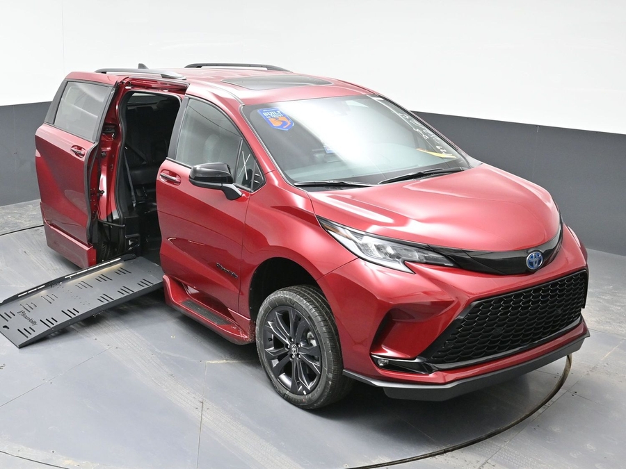New 2025 Toyota Sienna Hybrid XSE Sport - BraunAbility Side Entry Entry Fold Out Automatic Ramp