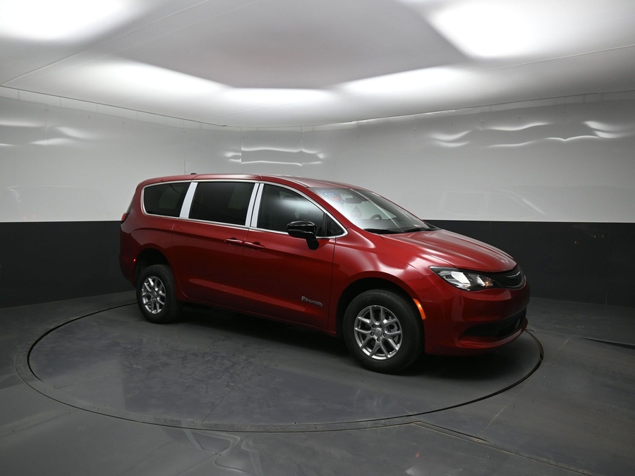 Red Chrysler Voyager image number 16