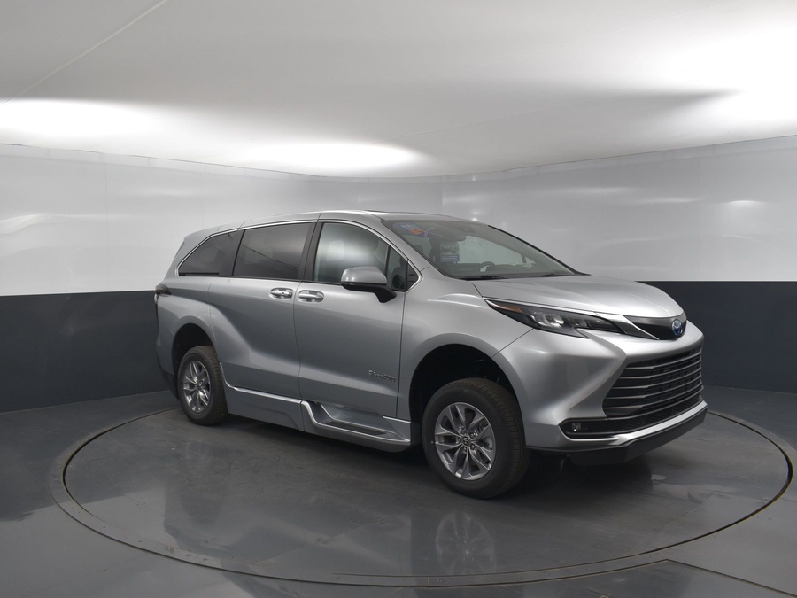 New 2025 Toyota Sienna Hybrid XLE Base - BraunAbility Side Entry Entry Fold Out Automatic Ramp