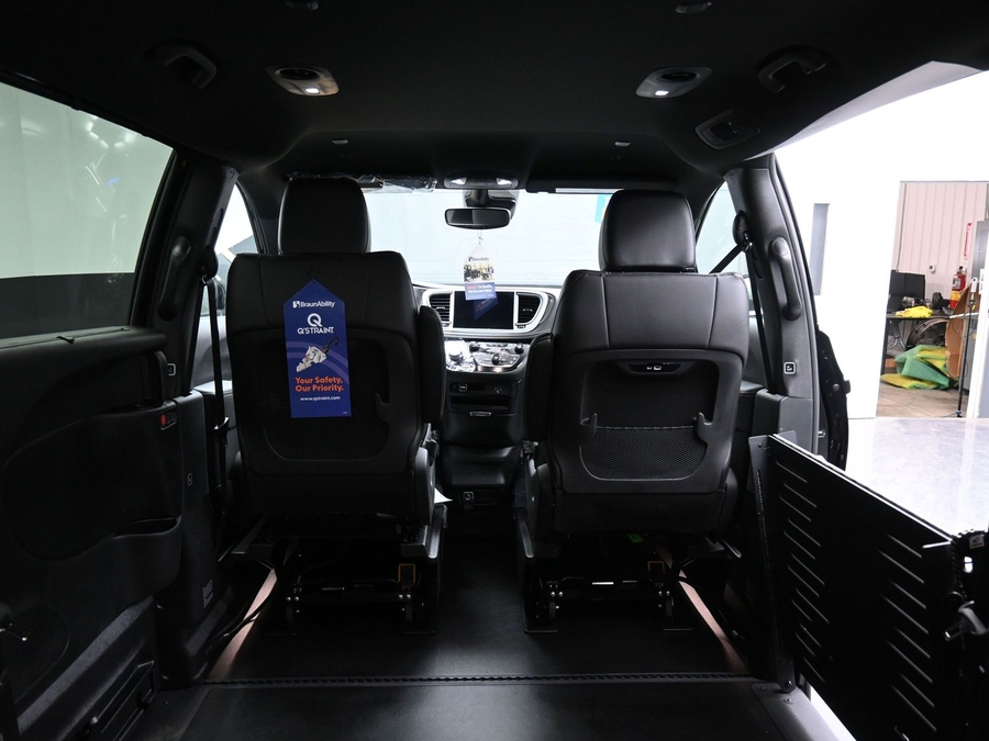 Black Chrysler Pacifica image number 17