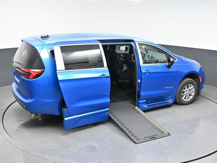 Blue Chrysler Pacifica image number 22