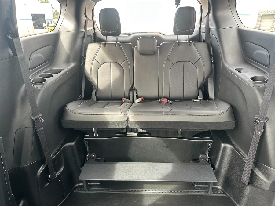 Black Chrysler Pacifica image number 4