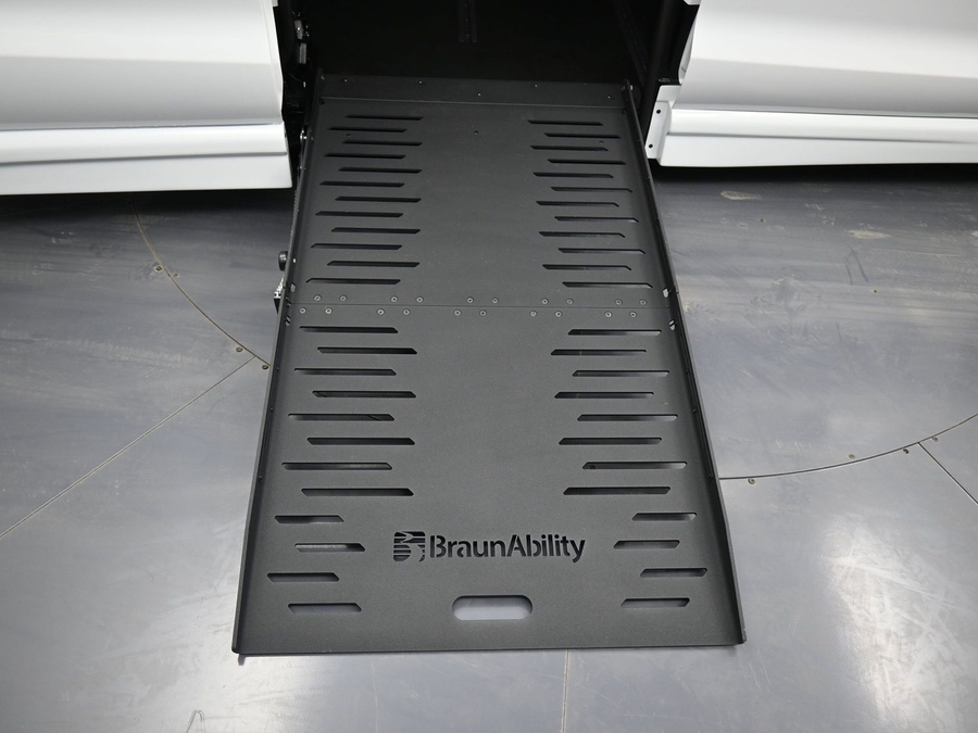 White Chrysler Pacifica image number 10