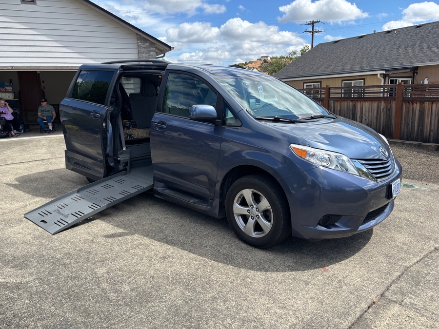 Used 2015 Toyota Sienna LE - BraunAbility Side Entry Fold Out Automatic Ramp