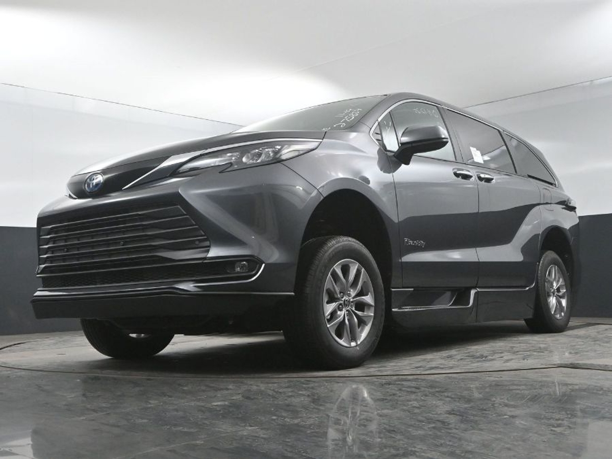 Grey Toyota Sienna image number 13