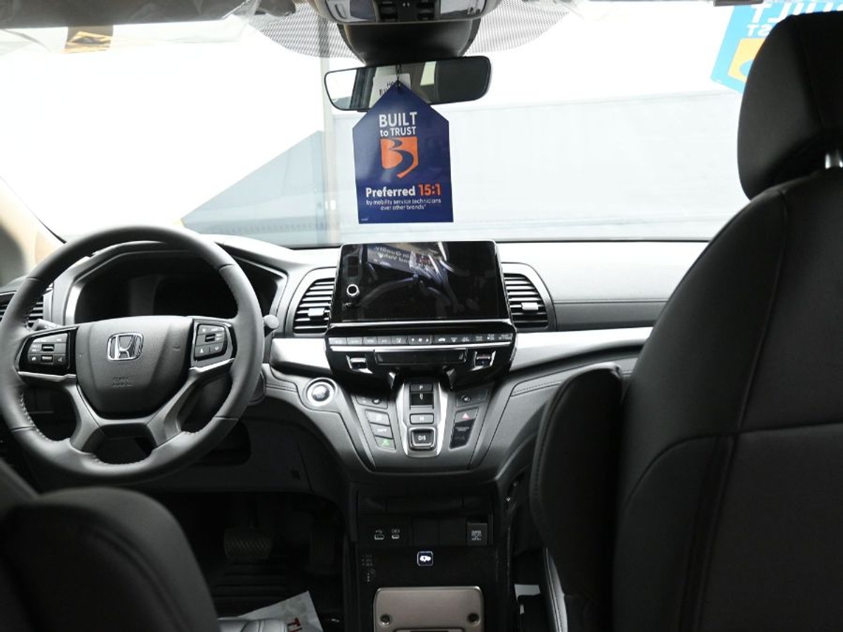 Black Honda Odyssey image number 12