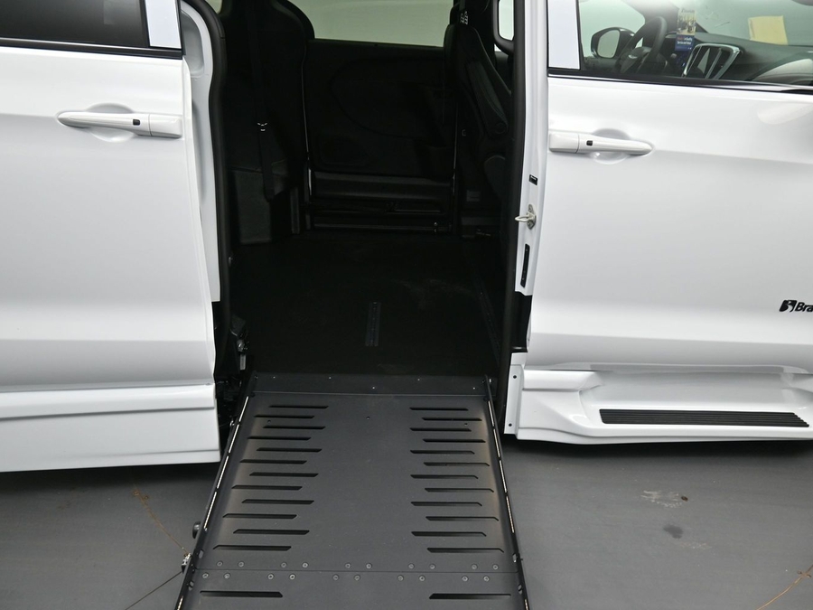 White Chrysler Pacifica image number 21