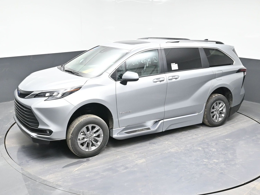 New 2025 Toyota Sienna Hybrid XLE Plus - BraunAbility Side Entry Entry In Floor Automatic Ramp