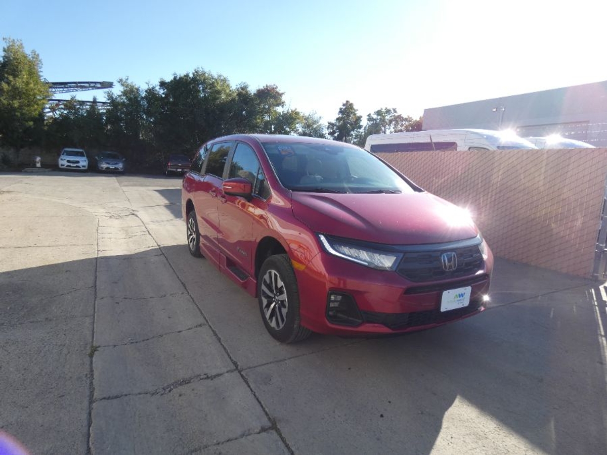 Red Honda Odyssey image number 7
