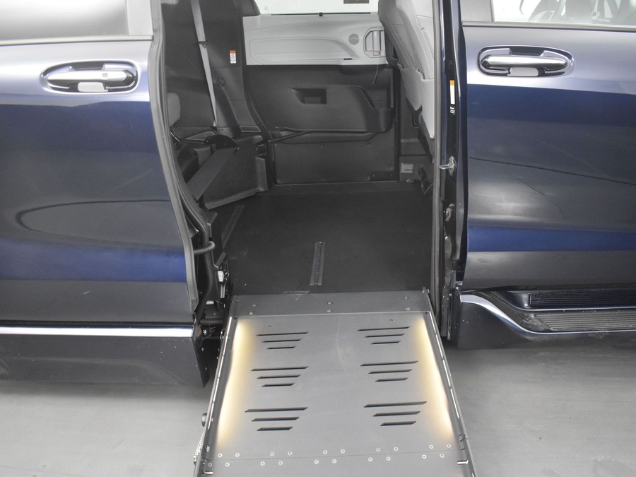 New 2025 Toyota Sienna Hybrid XLE Base - BraunAbility Side Entry Entry Fold Out Automatic Ramp