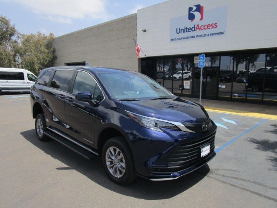 New 2026 Toyota Sienna Hybrid FWD LE - Vantage Mobility Commercial Rear Entry Entry Fold Out Manual Ramp