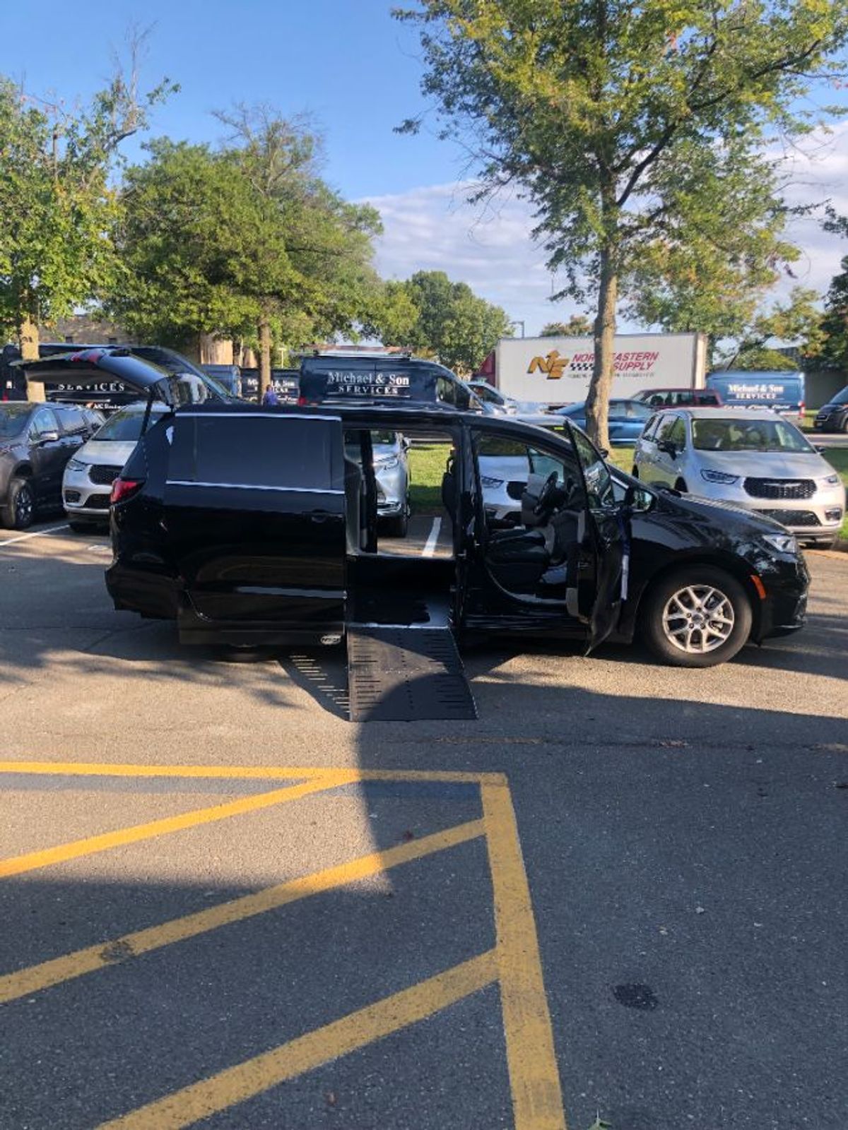 Black Chrysler Pacifica image number 8