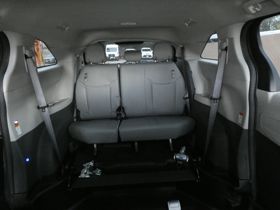 Grey Toyota Sienna image number 4