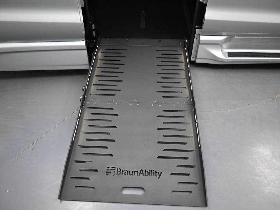 New 2026 Chrysler Pacifica Select Safety - BraunAbility Side Entry Entry Fold Out Automatic Ramp