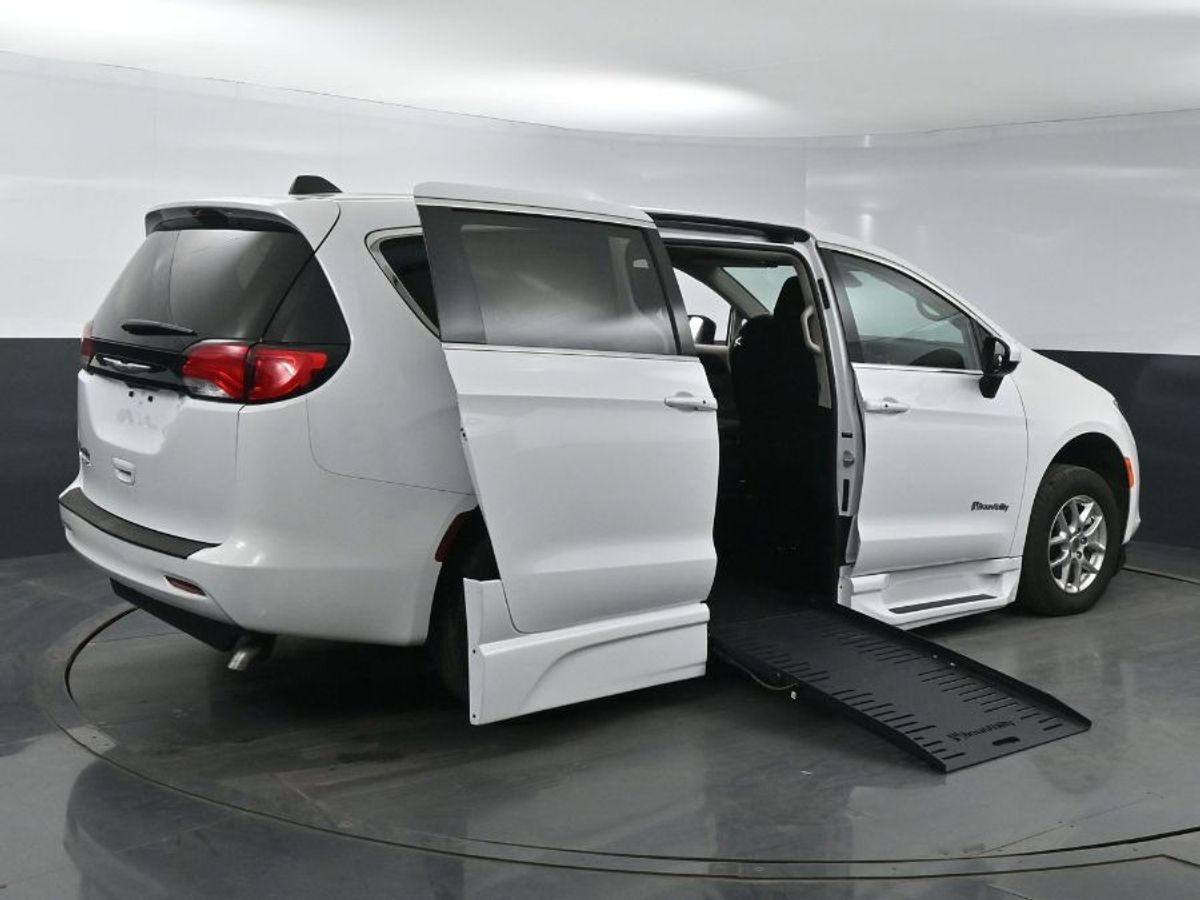 White Chrysler Voyager image number 6