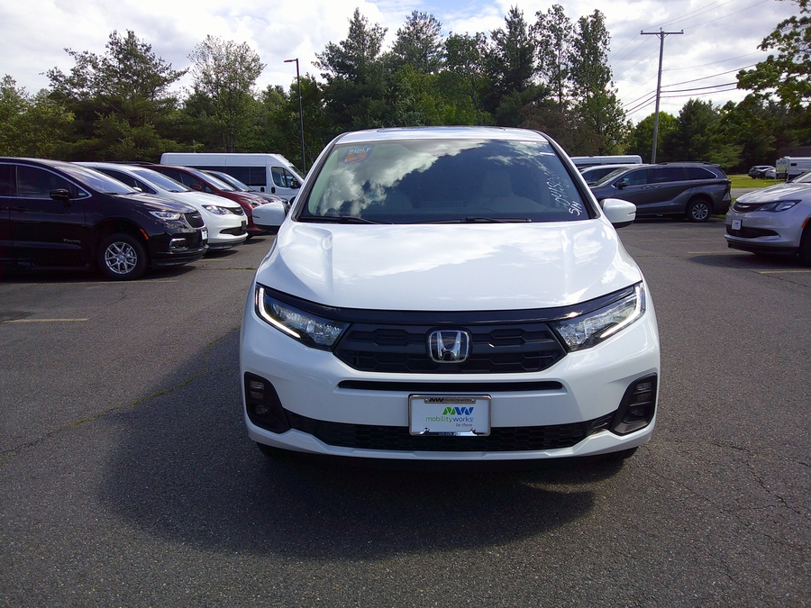 White Honda Odyssey image number 3
