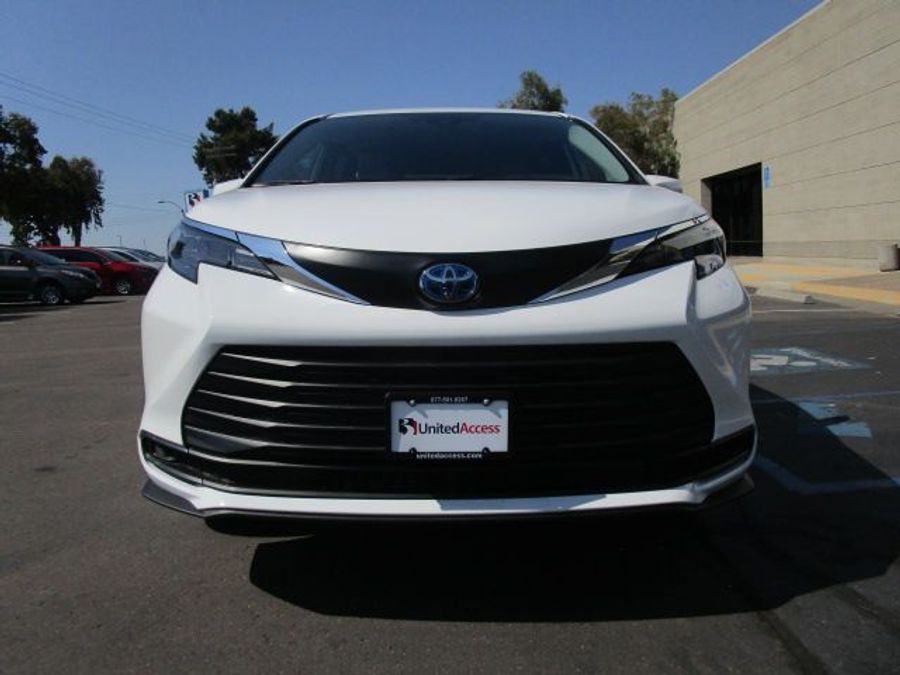 New 2025 Toyota Sienna Hybrid LE - BraunAbility Commercial Rear Entry Entry Fold Out Manual Ramp