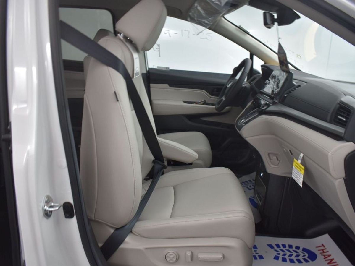 White Honda Odyssey image number 8