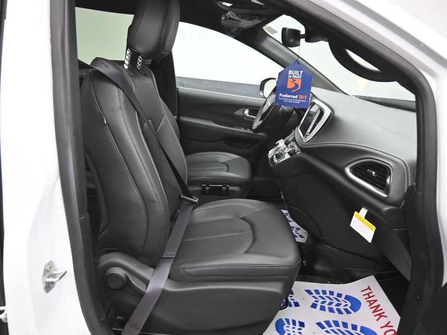 White Chrysler Pacifica image number 6