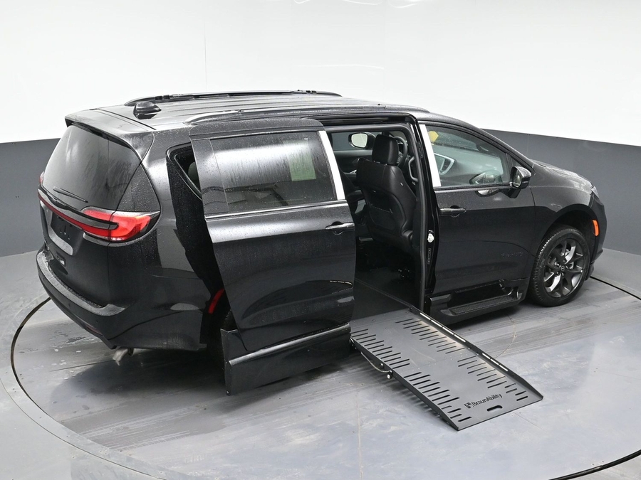 New 2026 Chrysler Pacifica Select Sport - BraunAbility Side Entry Entry Fold Out Automatic Ramp