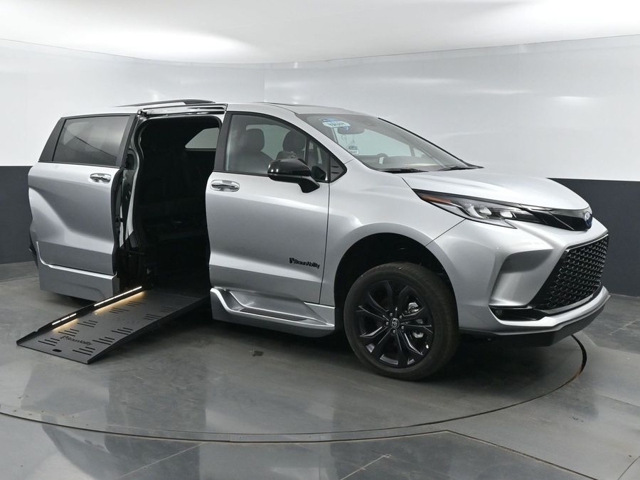 2025 Toyota Sienna XSE's photo