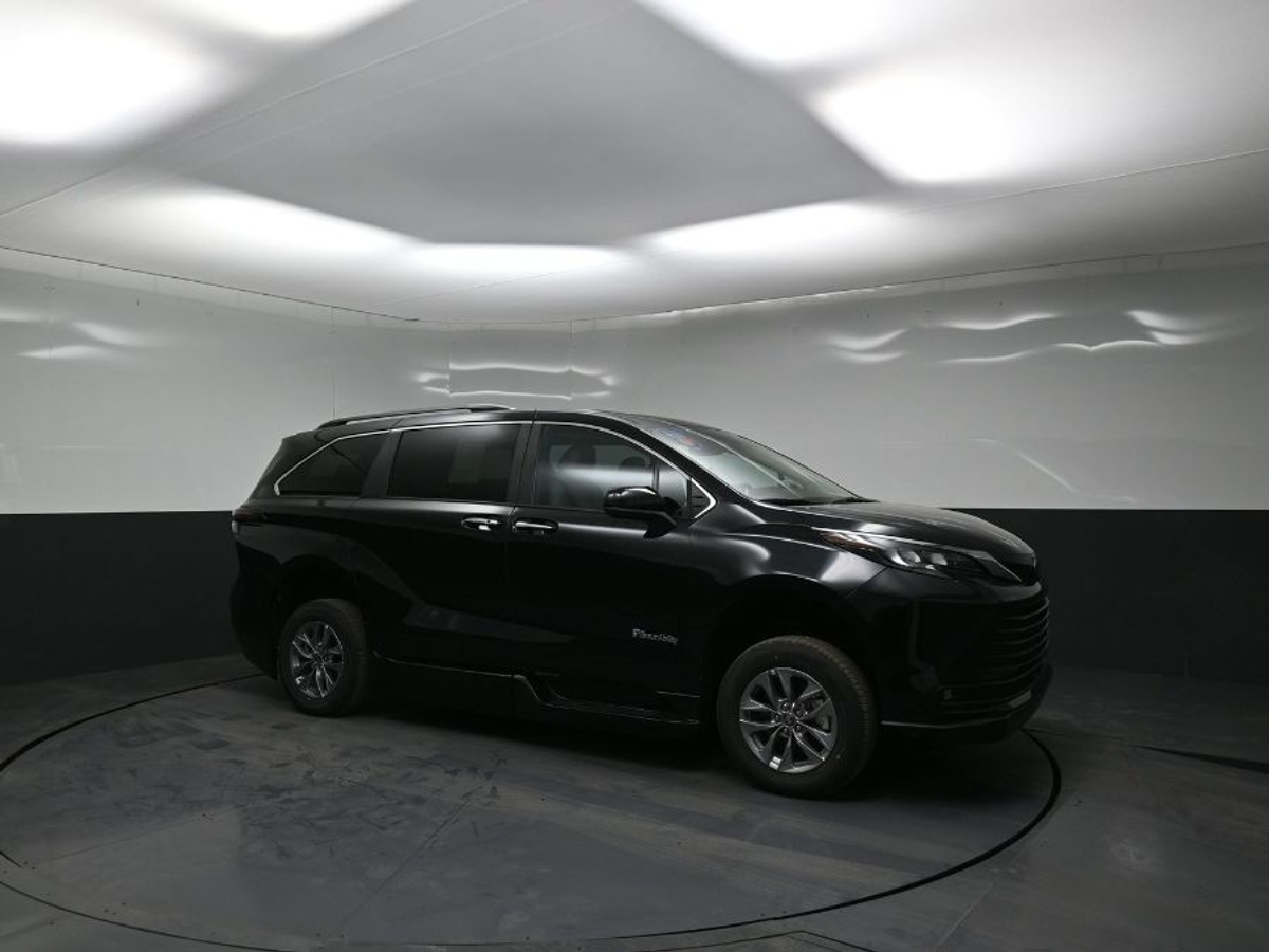 Black Toyota Sienna image number 17