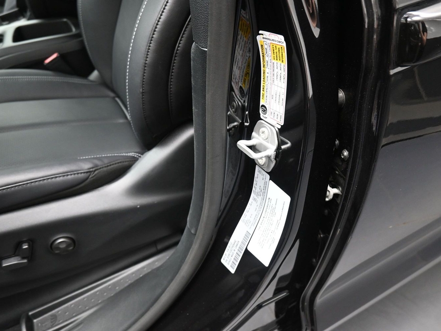 Black Chrysler Voyager image number 15