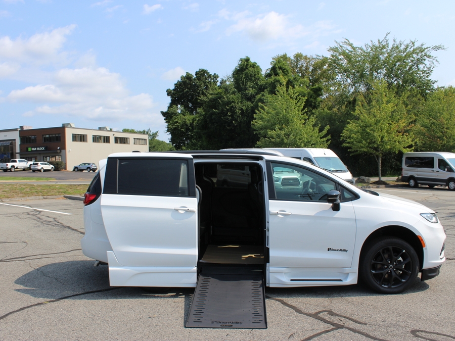 White Chrysler Pacifica image number 11