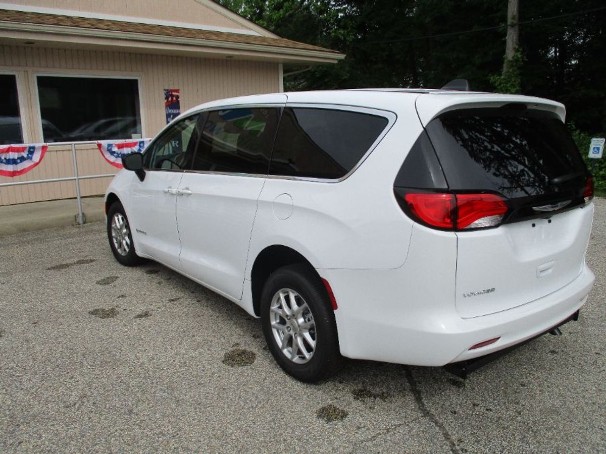 White Chrysler Voyager image number 10