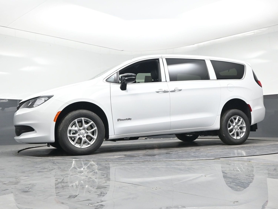 White Chrysler Voyager image number 13