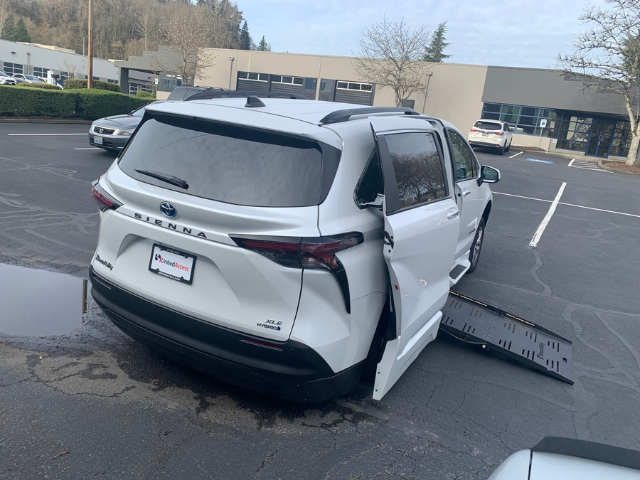 Used 2024 Toyota Sienna Hybrid XLE Plus - BraunAbility Side Entry Entry Fold Out Automatic Ramp