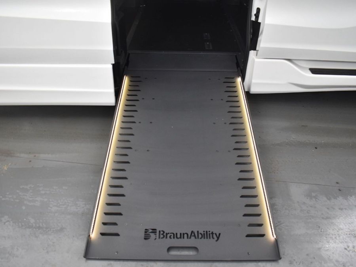 White Honda Odyssey image number 10