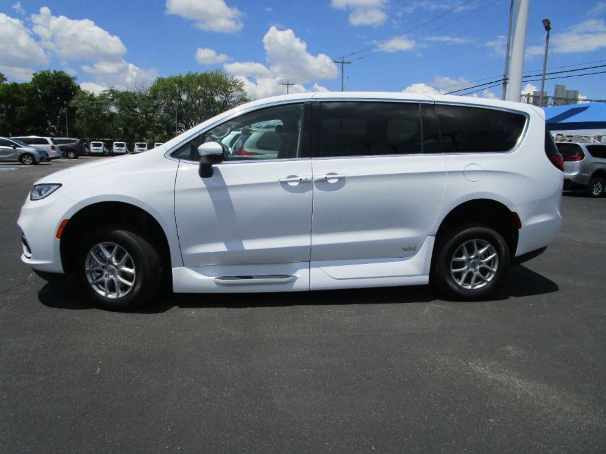 2023 CHRYSLER PACIFICA - Image 4