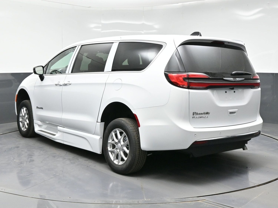 New 2026 Chrysler Pacifica Select Safety - BraunAbility Side Entry Entry Fold Out Automatic Ramp