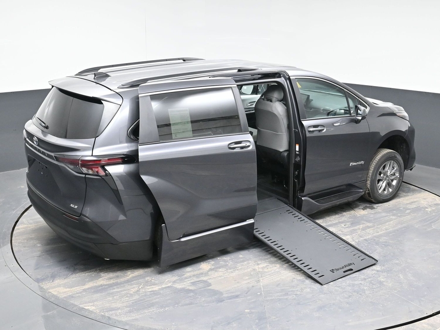New 2025 Toyota Sienna Hybrid XLE Plus - BraunAbility Side Entry Entry In Floor Automatic Ramp